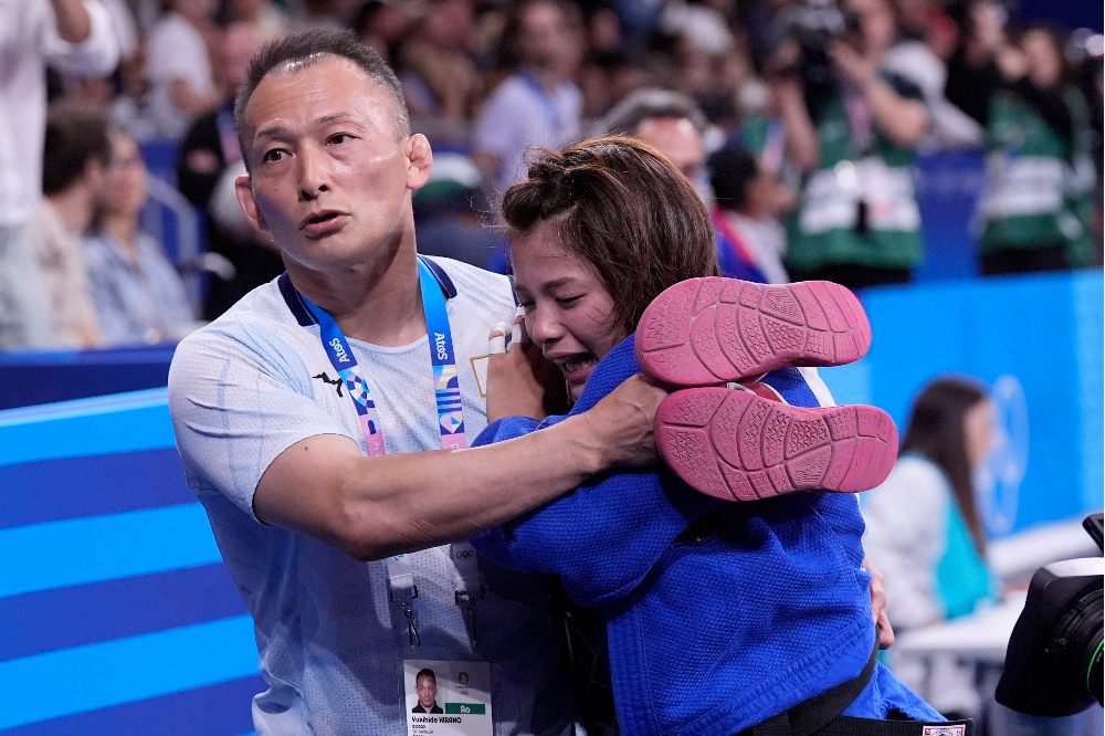 오열하는 아베 우타. AP 연합뉴스