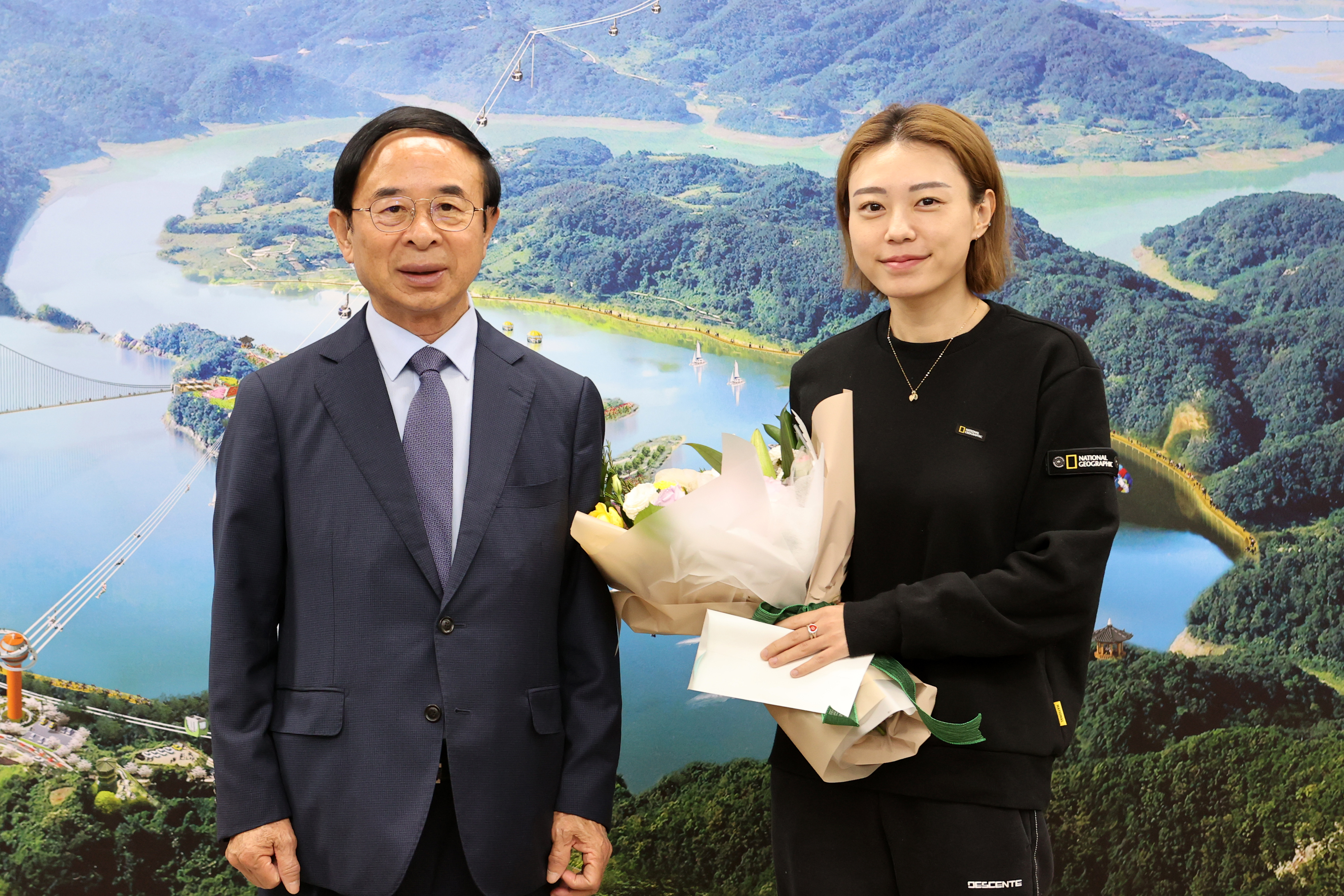 올림픽 은메달리스트 김예지 선수(오른쪽)가 대회 준비에 전념할 수 있도로고 물심양면으로 지원을 해준 심민 전북 임실군수(오른쪽).