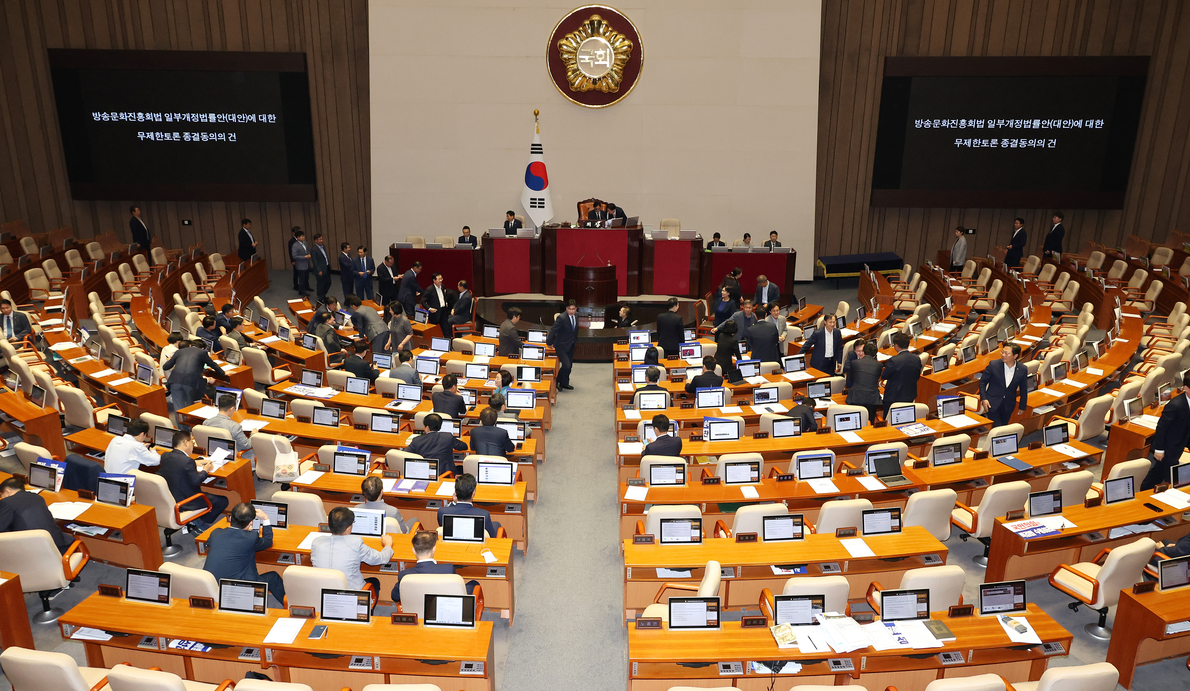 더불어민주당을 비롯한 야당 의원들이 29일 국회 본회의에서 국민의힘 의원들이 출석하지 않은 가운데 ‘방송4법’ 중 세 번째 법안인 방송문화진흥회법 개정안의 필리버스터(무제한 토론) 종결 동의 표결을 진행하고 있다. 필리버스터 종결 후 방문진법 개정안이 야당 단독으로 본회의를 통과했고 네 번째 법안인 교육방송공사법(EBS법) 상정 후 필리버스터가 다시 진행됐다. 연합뉴스