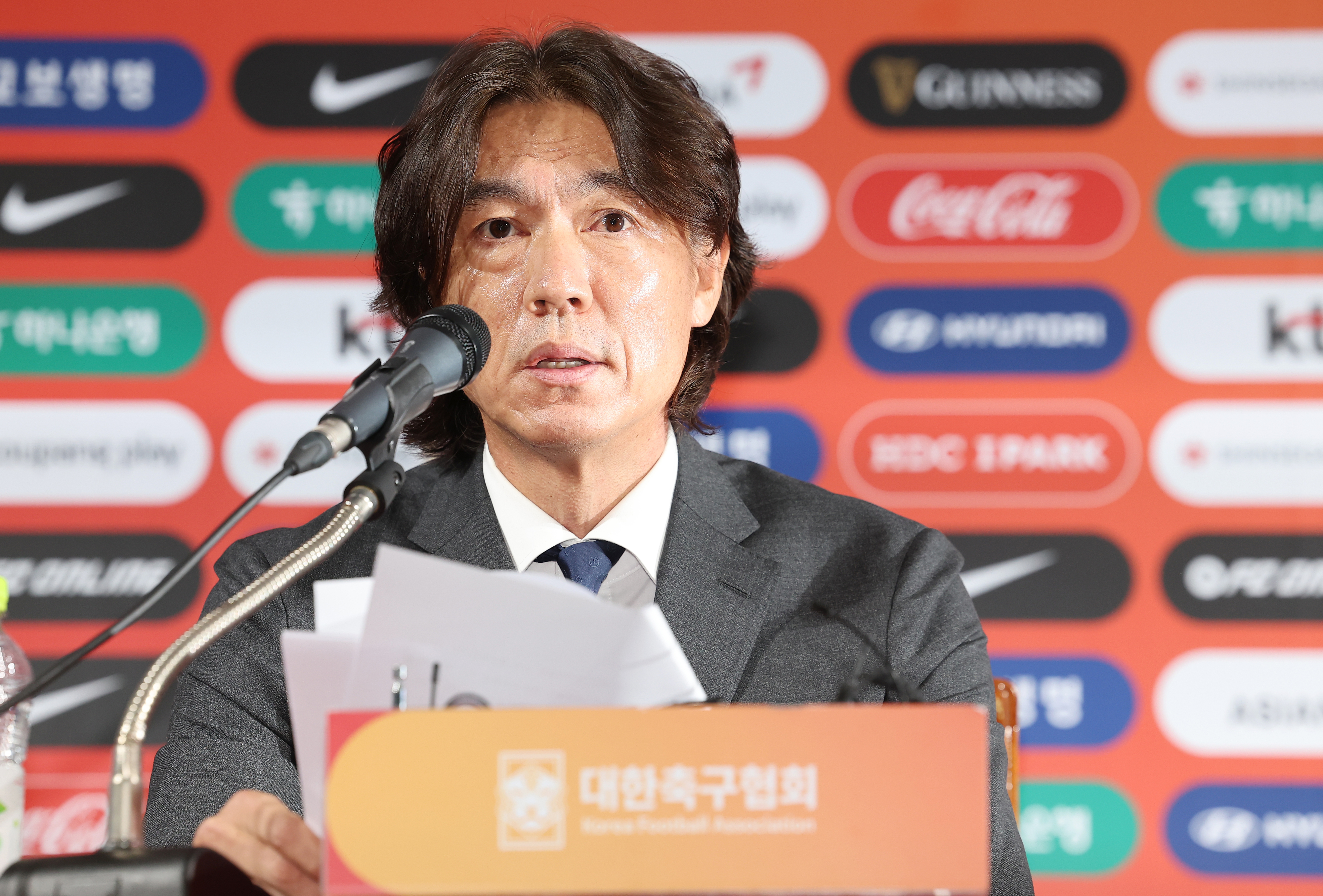 홍명보 한국 축구 국가대표팀 신임 감독이 29일 서울 종로구 축구회관에서 취임 기자회견을 열고 취재진의 질문에 답하고 있다. 연합뉴스