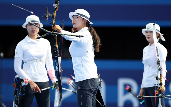 28일(현지시간) 프랑스 파리 레쟁발리드에서 열린 2024 파리올림픽 양궁 여자단체 중국과의 결승에서 임시현이 활을 쏘고 있다. 2024.7.29  연합뉴스