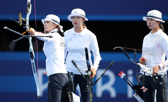 28일(현지시간) 프랑스 파리 레쟁발리드에서 열린 2024 파리올림픽 양궁 여자단체 중국과의 결승에서 전훈영이 활을 쏘고 있다. 2024.7.29  연합뉴스