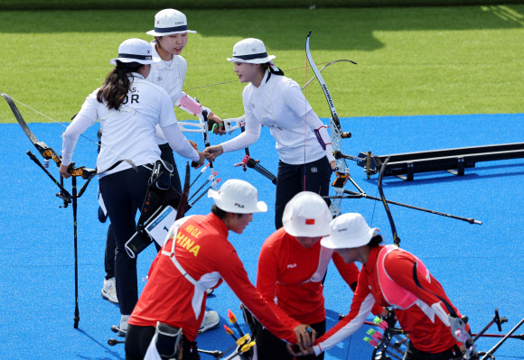 28일(현지시간) 프랑스 파리 레쟁발리드에서 열린 2024 파리올림픽 양궁 여자단체 결승전에서 한국과 중국 선수들이 경기를 준비하고 있다. 2024.7.29  연합뉴스