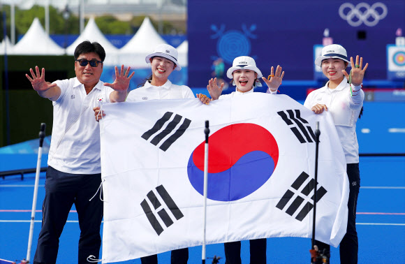 전훈영, 임시현, 남수현이 28일(현지시간) 프랑스 파리 레쟁발리드 양궁 경기장에서 열린 2024 파리올림픽 양궁 여자단체 결승전에서 우승을 확정한 뒤 태극기를 펼치고 있다. 2024.7.29  연합뉴스