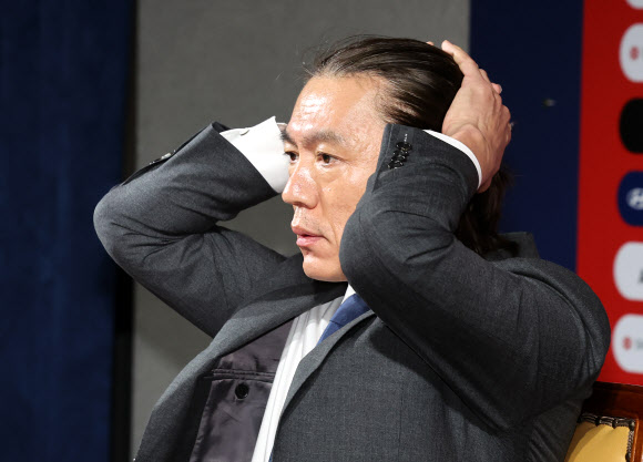 홍명보 한국 축구 국가대표 감독이 29일 오전 서울 종로구 축구회관에서 열린 취임 기자회견에서 머리를 넘기고 있다. 2024.7.29 연합뉴스