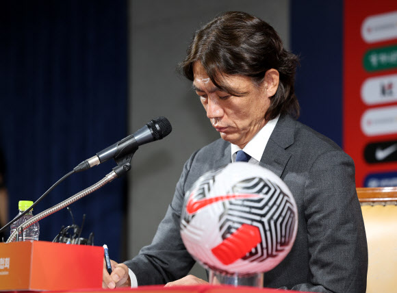 홍명보 한국 축구 국가대표 감독이 29일 오전 서울 종로구 축구회관에서 열린 취임 기자회견에서 취재진 질문을 들으며 메모하고 있다. 2024.7.29 연합뉴스