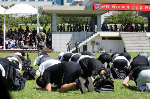 29일 경북 포항의 해병대 교육훈련단에서 열린 해병대 1308기 신병 입영행사에서 신병들이 가족에게 절을 하고 있다. 2024.7.29  연합뉴스