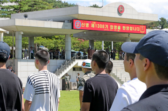 29일 경북 포항의 해병대 교육훈련단에서 열린 해병대 1308기 신병 입영행사에서 신병들이 줄을 지어 서 있다. 2024.7.29  연합뉴스