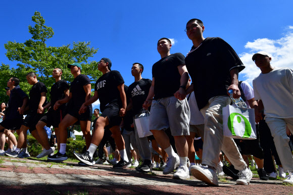 29일 경북 포항의 해병대 교육훈련단에서 열린 해병대 1308기 신병 입영행사에서 신병들이 입대 절차를 밟기 위해 걸어가고 있다. 2024.7.29 연합뉴스