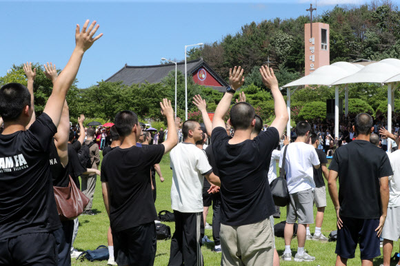 29일 경북 포항의 해병대 교육훈련단에서 열린 해병대 1308기 신병 입영행사에서 신병들이 가족에게 손을 흔들고 있다. 2024.7.29  연합뉴스