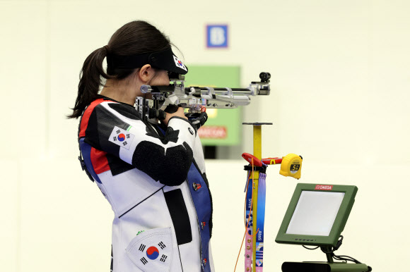 29일(현지시간) 프랑스 샤토루 슈팅 센터에서 열린 2024 파리올림픽 사격 공기소총 10m 여자 결선에 진출한 반효진이 과녁을 조준하고 있다. 2024.7.29  연합뉴스