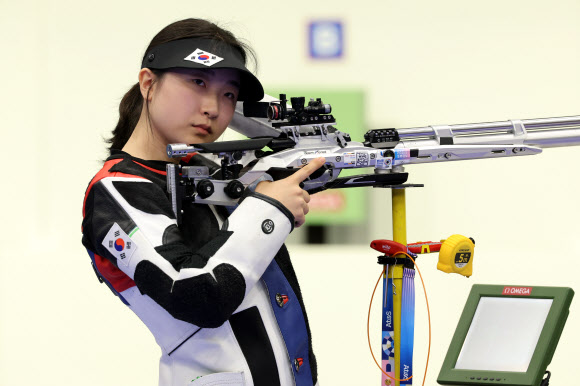 29일(현지시간) 프랑스 샤토루 슈팅 센터에서 열린 2024 파리올림픽 사격 공기소총 10m 여자 결선에 진출한 반효진이 호흡을 고르고 있다. 2024.7.29  연합뉴스