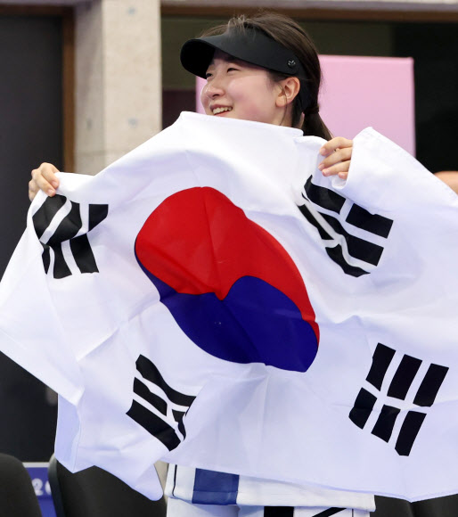 29일(현지시간) 프랑스 샤토루 슈팅 센터에서 열린 2024 파리올림픽 사격 공기소총 10m 여자 결선에서 금메달을 차지한 반효진이 태극기를 펼쳐 들고 기뻐하고 있다. 2024.7.29  연합뉴스