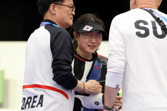 29일(현지시간) 프랑스 샤토루 슈팅 센터에서 열린 2024 파리올림픽 사격 공기소총 10m 여자 결선에서 금메달을 차지한 반효진이 축하를 받고 있다. 2024.7.29  연합뉴스