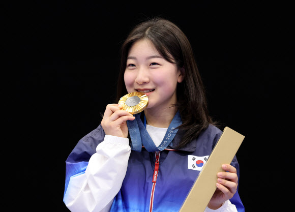 29일(현지시간) 프랑스 샤토루 슈팅 센터에서 열린 2024 파리올림픽 사격 공기소총 10m 여자 결선에서 금메달을 차지한 반효진이 시상대에서 포즈를 취하고 있다. 2024.7.29  연합뉴스