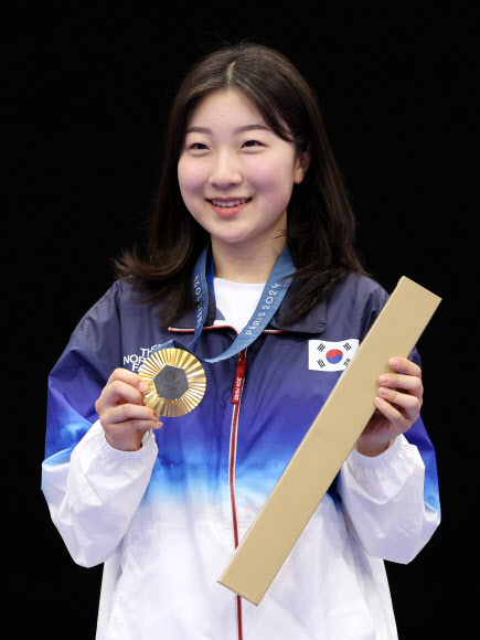 29일(현지시간) 프랑스 샤토루 슈팅 센터에서 열린 2024 파리올림픽 사격 공기소총 10m 여자 결선에서 금메달을 차지한 반효진이 금메달을 들고 포즈를 취하고 있다. 2024.7.29  연합뉴스