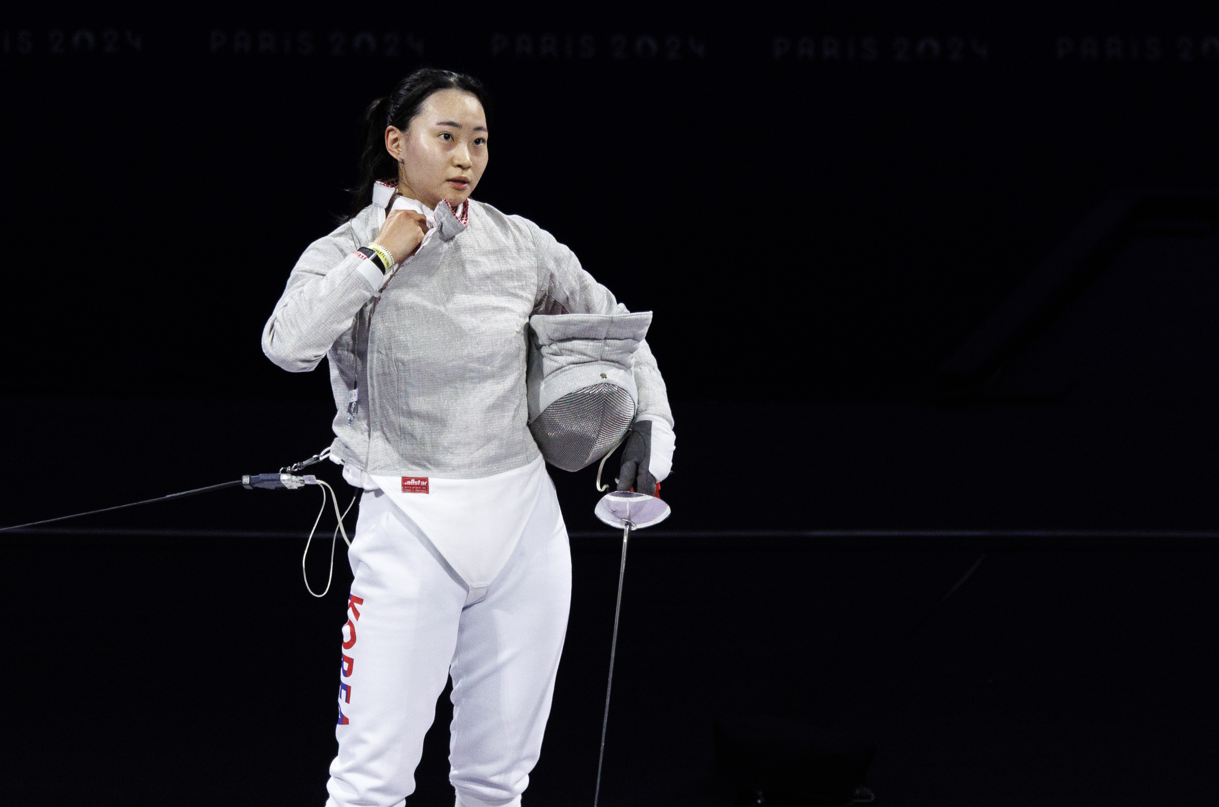 한국 펜싱 국가대표 최세빈이 30일(한국시간) 프랑스 파리 그랑 팔레에서 열린 2024 파리올림픽 여자 사브르 개인전 우크라이나 올하 하를란과의 동메달 결정전에서 패배한 뒤 아쉬워하고 있다. 파리 연합뉴스