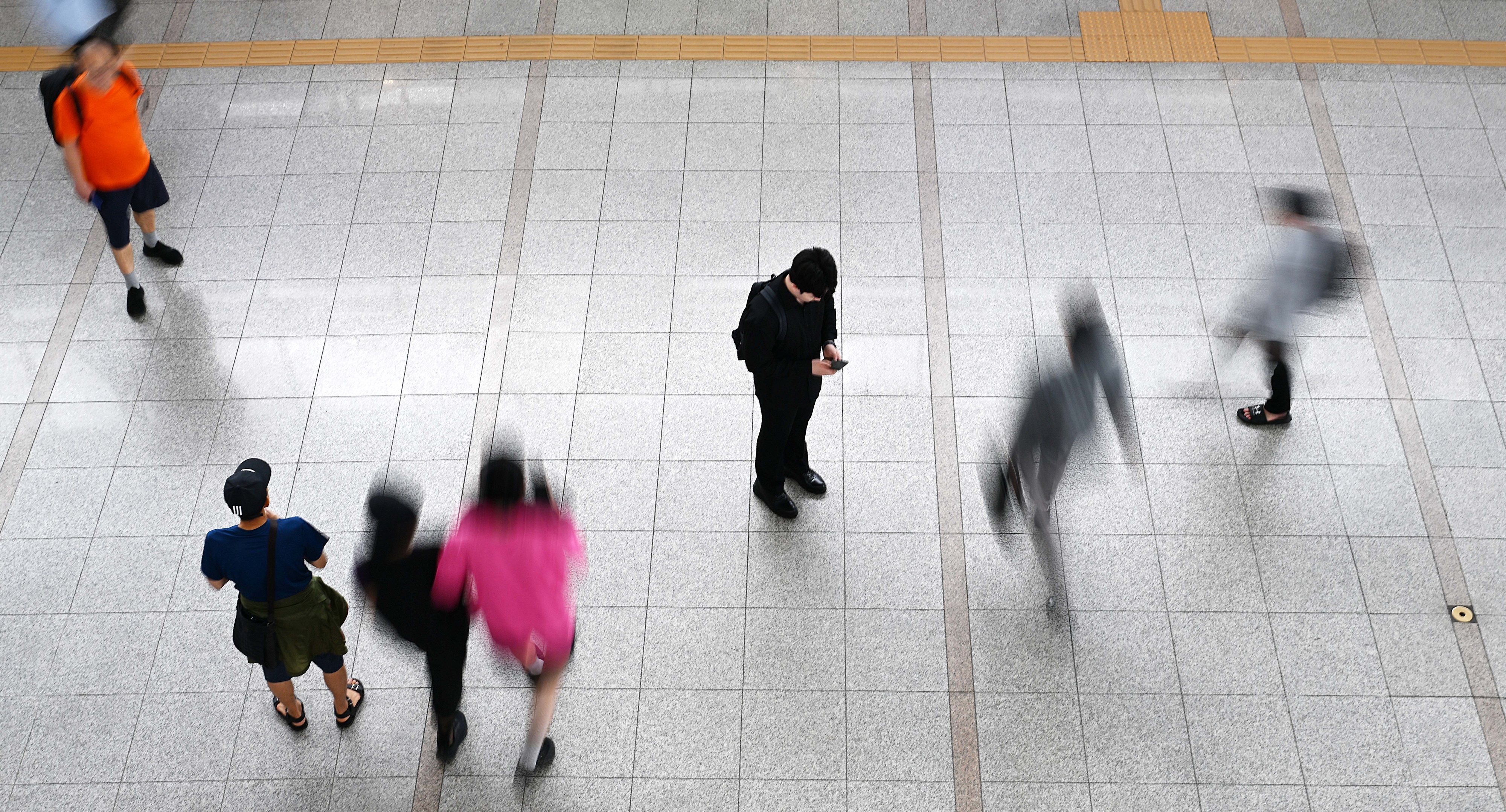 운전할 때도, 길을 걸을 때도 시선은 항상 스마트폰을 향하고 있는 ‘스몸비족’들로 각종 안전사고가 증가하고 있는 것으로 나타났다. 오장환 기자