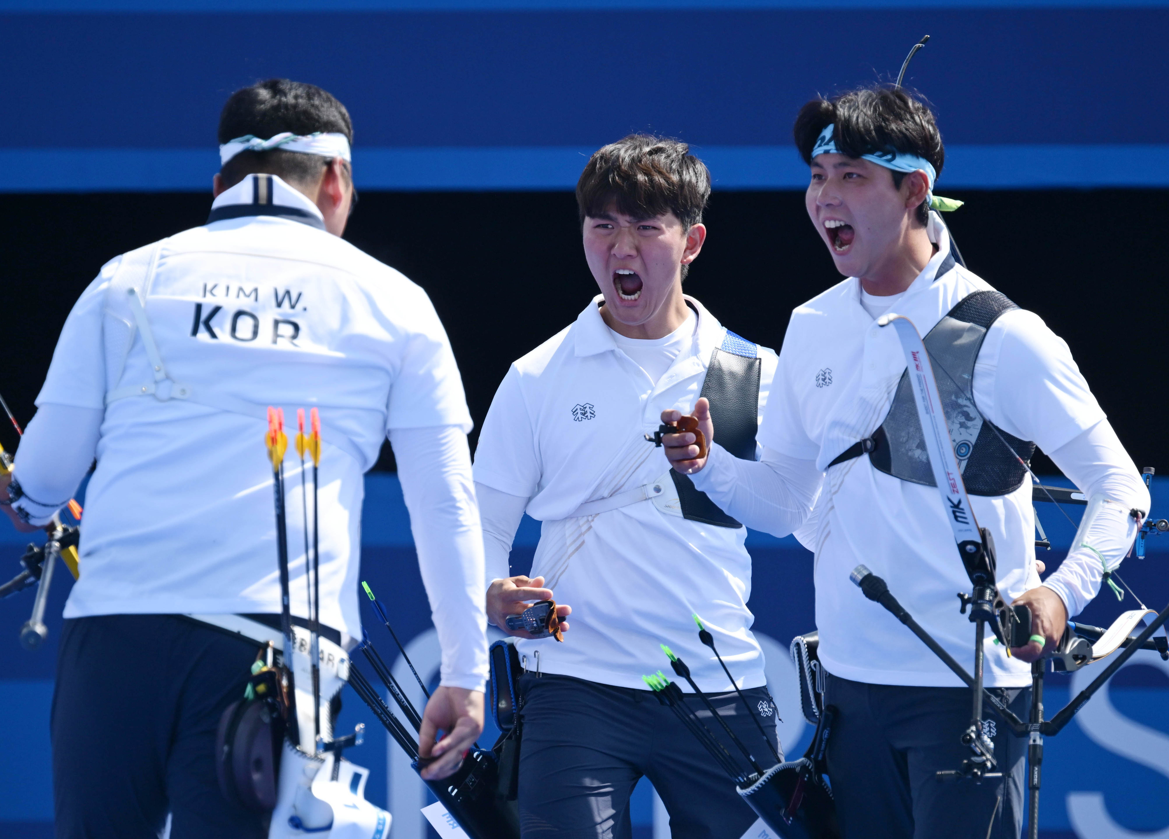 한국 양궁 국가대표 김제덕(가운데)과 이우석(오른쪽)이 30일(한국시간) 프랑스 파리 레쟁발리드 경기장에서 열린 2024 파리올림픽 남자 단체전 4강 중국과의 경기에서 김우진이 10점을 쏘자 같이 환호하고 있다. 파리 박지환 기자