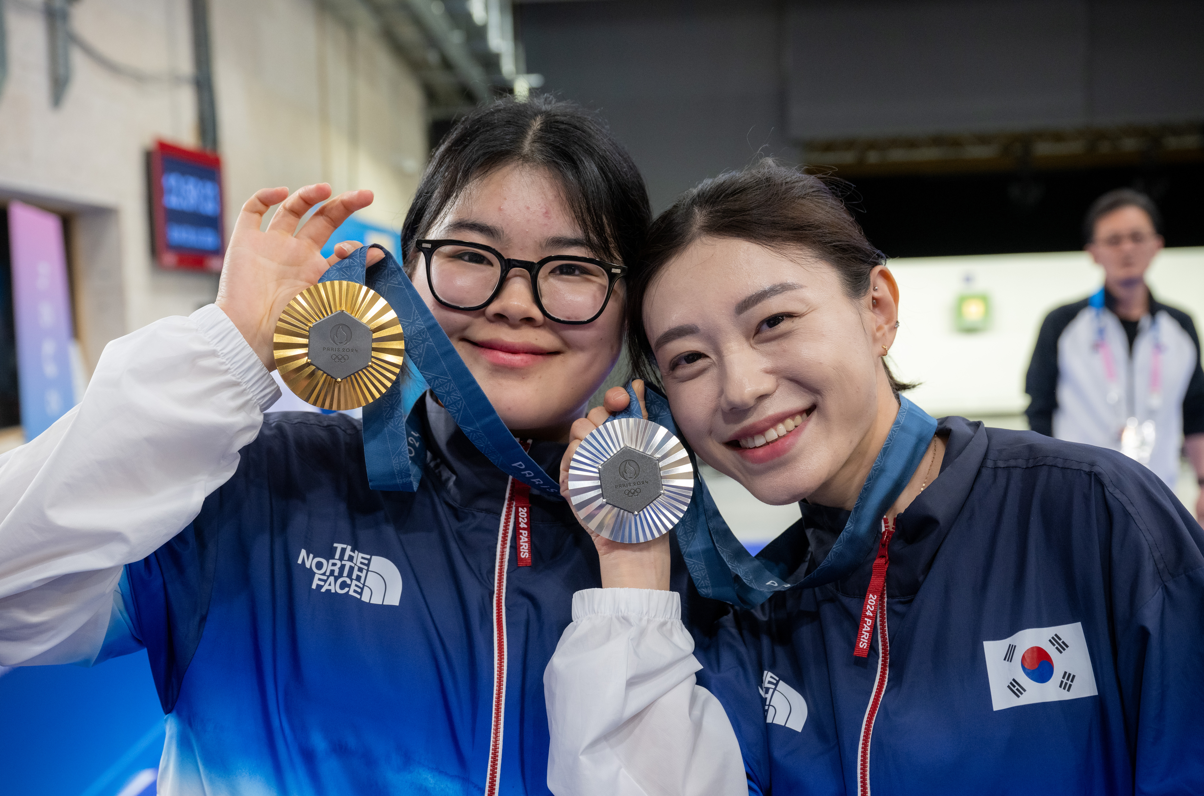 28일(한국시간) 프랑스 샤토루 슈팅센터에서 열린 2024 파리올림픽 사격 여자 10m 공기권총 시상식에서 금, 은메달을 획득한 오예진과(왼쪽) 김예지(오른쪽)가 메달을 들어 보이며 환하게 미소 짓고 있다. 2024.7.28 샤토루 박지환 기자