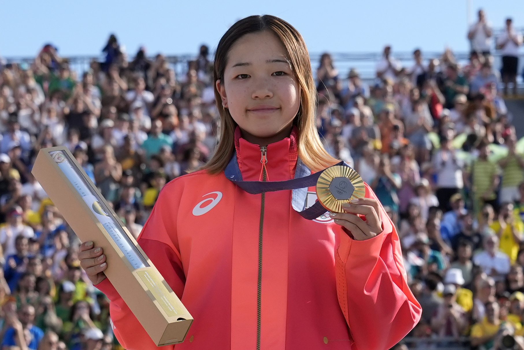 일본의 요시자와 코코가 2024 파리올림픽 여자 스케이트보드 스트리트 종목 시상식에서 금메달을 손에 들고 미소를 짓고 있다. 파리 AP 연합뉴스