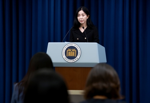 정혜전 대통령실 대변인이 30일 서울 용산 대통령실 청사에서 현안 브리핑을 하고 있다.  연합뉴스