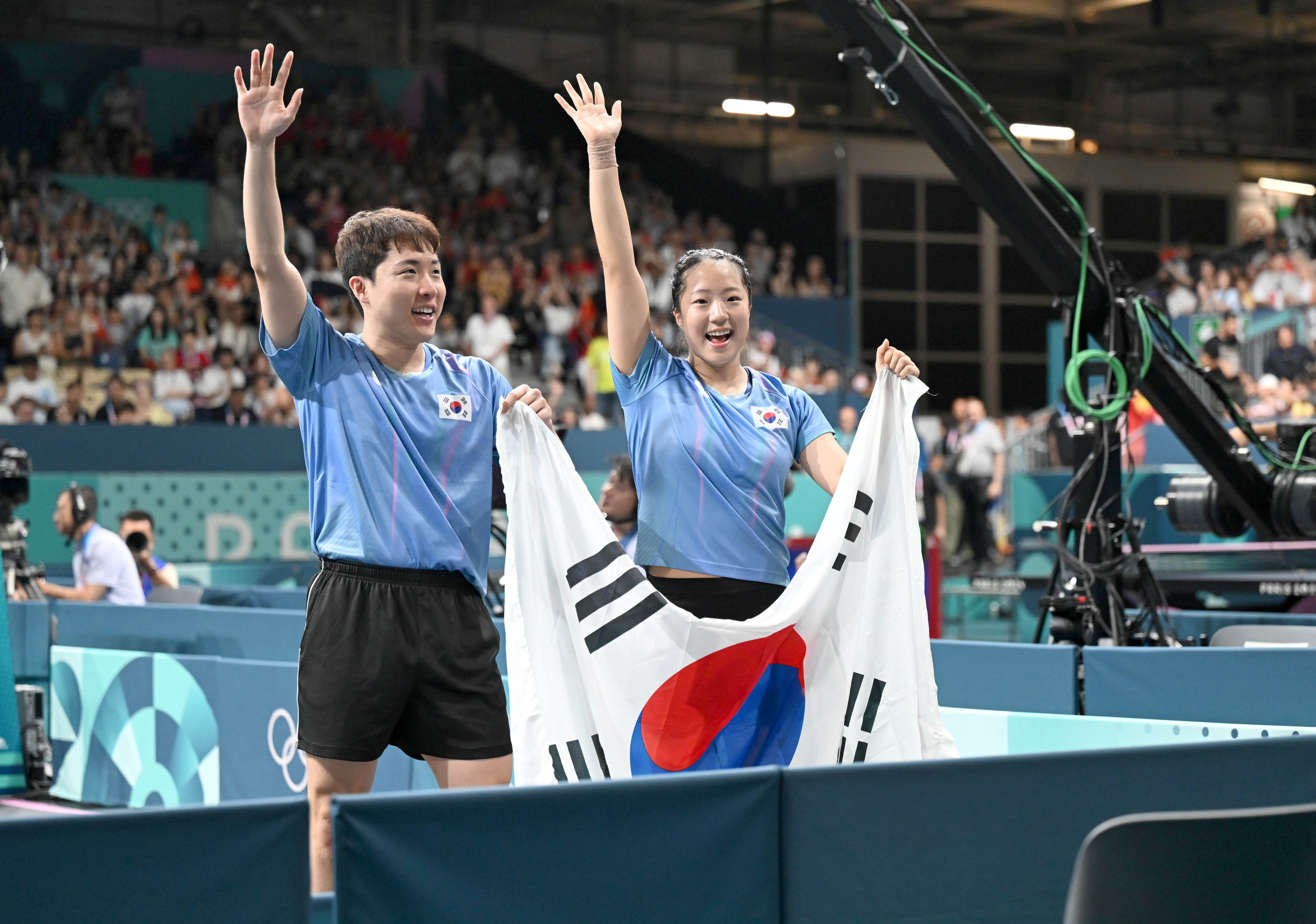 한국 탁구 국가대표 임종훈-신유빈이 30일(한국시간) 프랑스 파리 사우스 파리 아레나 4에서 열린 2024 파리올림픽 탁구 혼합복식 동메달 결정전에서 홍콩의 웡춘팅-두호이켐을 꺾은 뒤 관중들에게 인사하고 있다. 파리 박지환 기자