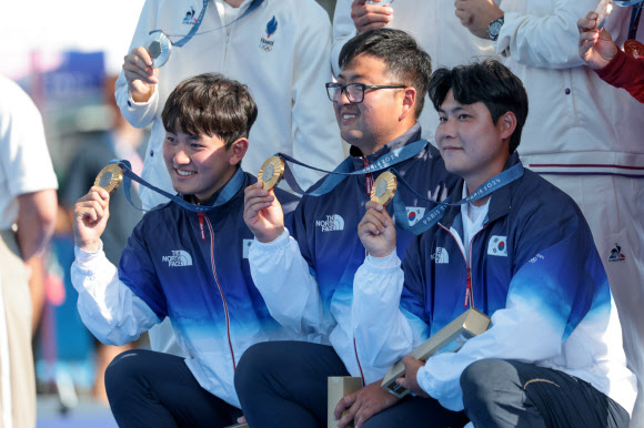 29일(현지시간) 프랑스 파리 레쟁발리드 양궁 경기장에서 열린 2024 파리올림픽 양궁 남자 단체 결승전에서 프랑스를 꺾고 우승한 한국 대표팀 선수들이 금메달을 목에 걸고 포즈를 취하고 있다. 2024.7.30  연합뉴스