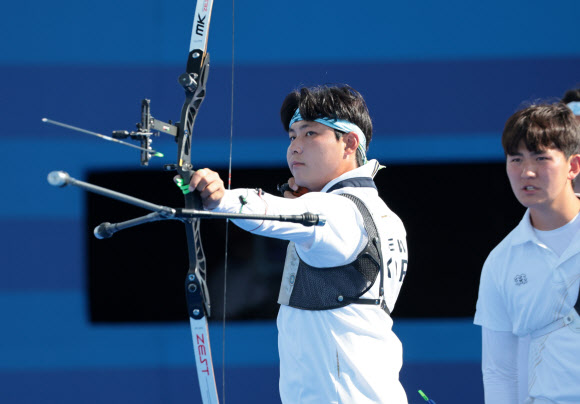 이우석이 29일(현지시간) 프랑스 파리 레쟁발리드 양궁 경기장에서 열린 2024 파리올림픽 양궁 남자 단체 결승전 한국과 프랑스의 경기에서 과녁을 향해 활을 쏘고 있다. 2024.7.30  연합뉴스