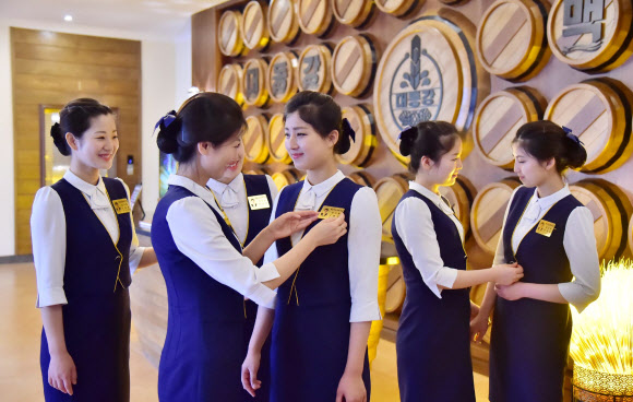 북한이 지난 4월 준공한 평양 림흥거리의 ‘화성대동강맥주집’이 독특한 건축미와 봉사환경으로 새 거리의 풍치를 돋보이게 하고 있다고 조선신보가 30일 보도했다. 2층 규모의 이 맥주집은 대동강맥주병 모양의 문주와 맥주통 형상의 홀 등 독특한 인테리어로 꾸며져 있으며, 특히 2층 야외 테라스에서는 새롭게 조성된 림흥거리의 모습과 화려한 야경을 감상하며 맥주를 즐길 수 있어 최고인기를 끌고 있다고 전했다. 2024.7.30  평양 조선신보·연합뉴스