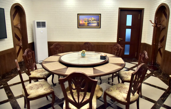 북한이 지난 4월 준공한 평양 림흥거리의 ‘화성대동강맥주집’이 독특한 건축미와 봉사환경으로 새 거리의 풍치를 돋보이게 하고 있다고 조선신보가 30일 보도했다. 2층 규모의 이 맥주집은 대동강맥주병 모양의 문주와 맥주통 형상의 홀 등 독특한 인테리어로 꾸며져 있으며, 특히 2층 야외 테라스에서는 새롭게 조성된 림흥거리의 모습과 화려한 야경을 감상하며 맥주를 즐길 수 있어 최고인기를 끌고 있다고 전했다. 2024.7.30  평양 조선신보·연합뉴스