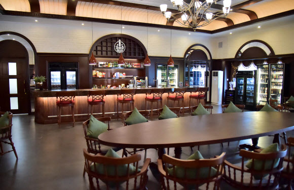 북한이 지난 4월 준공한 평양 림흥거리의 ‘화성대동강맥주집’이 독특한 건축미와 봉사환경으로 새 거리의 풍치를 돋보이게 하고 있다고 조선신보가 30일 보도했다. 2층 규모의 이 맥주집은 대동강맥주병 모양의 문주와 맥주통 형상의 홀 등 독특한 인테리어로 꾸며져 있으며, 특히 2층 야외 테라스에서는 새롭게 조성된 림흥거리의 모습과 화려한 야경을 감상하며 맥주를 즐길 수 있어 최고인기를 끌고 있다고 전했다. 2024.7.30  평양 조선신보·연합뉴스