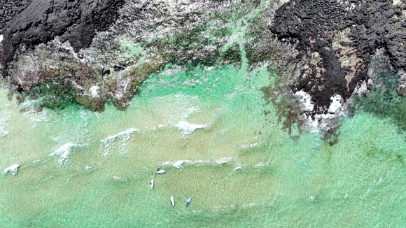 폭염특보가 내려진 30일 오전 제주시 애월읍 한담해변에서 서퍼들이 파도를 즐기고 있다. 2024.7.30  연합뉴스