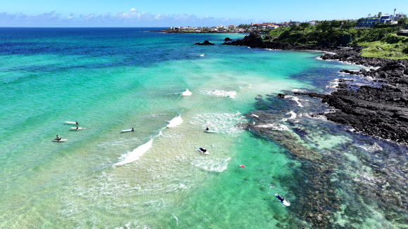 폭염특보가 내려진 30일 오전 제주시 애월읍 한담해변에서 서퍼들이 파도를 즐기고 있다. 2024.7.30  연합뉴스