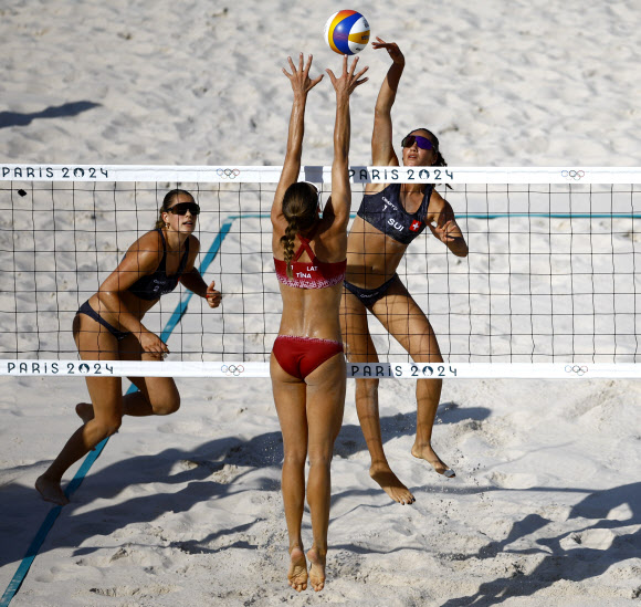 Paris 2024 Olympics - Beach Volleyball - Women‘s Preliminary Phase - Pool D - Latvia vs Switzerland (Tina/Anastasija vs Esmee/Zoe) - Eiffel Tower Stadium, Paris, France - July 29, 2024.  REUTERS 연합뉴스