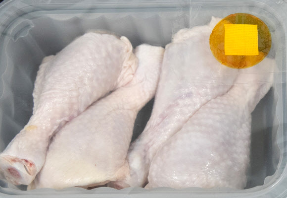 농촌진흥청은 닭고기의 신선도를 알려주는 필름을 개발했다고 30일 밝혔다.  사진 우측에 있는 노란색 필름은 닭고기의 부패가 진행되면 녹색으로 변한다. 2024.7.30  농촌진흥청 제공