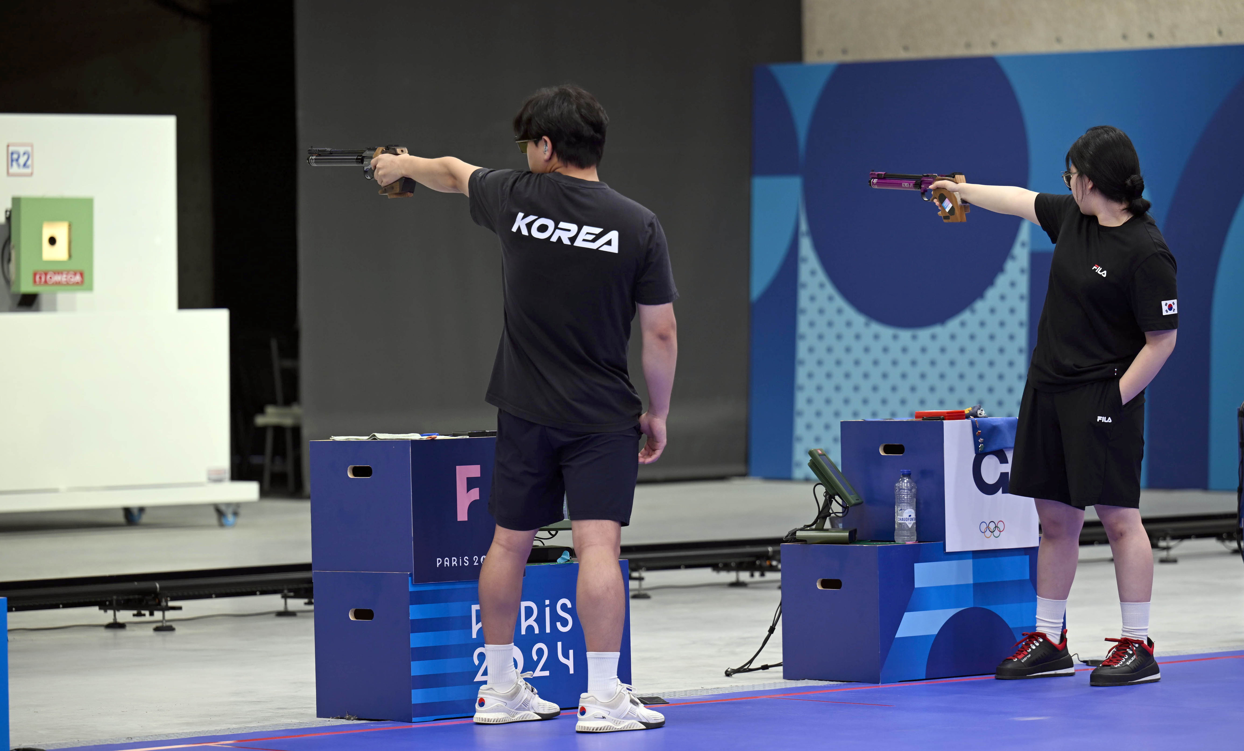 한국 사격 대표팀 이원호(왼쪽)가 30일(한국시간) 프랑스 샤토루 슈팅센터에서 열린 2024 파리올림픽 10m 공기권총 혼성 종목에서 사격하고 있다. 지난 28일 공기권총 10m 남자 개인전에서 아쉽게 4위를 차지한 이원호는 이날 혼성 종목 동메달 결정전에서도 인도에 10-16으로 패해 4위로 마쳤다. 샤토루 박지환 기자