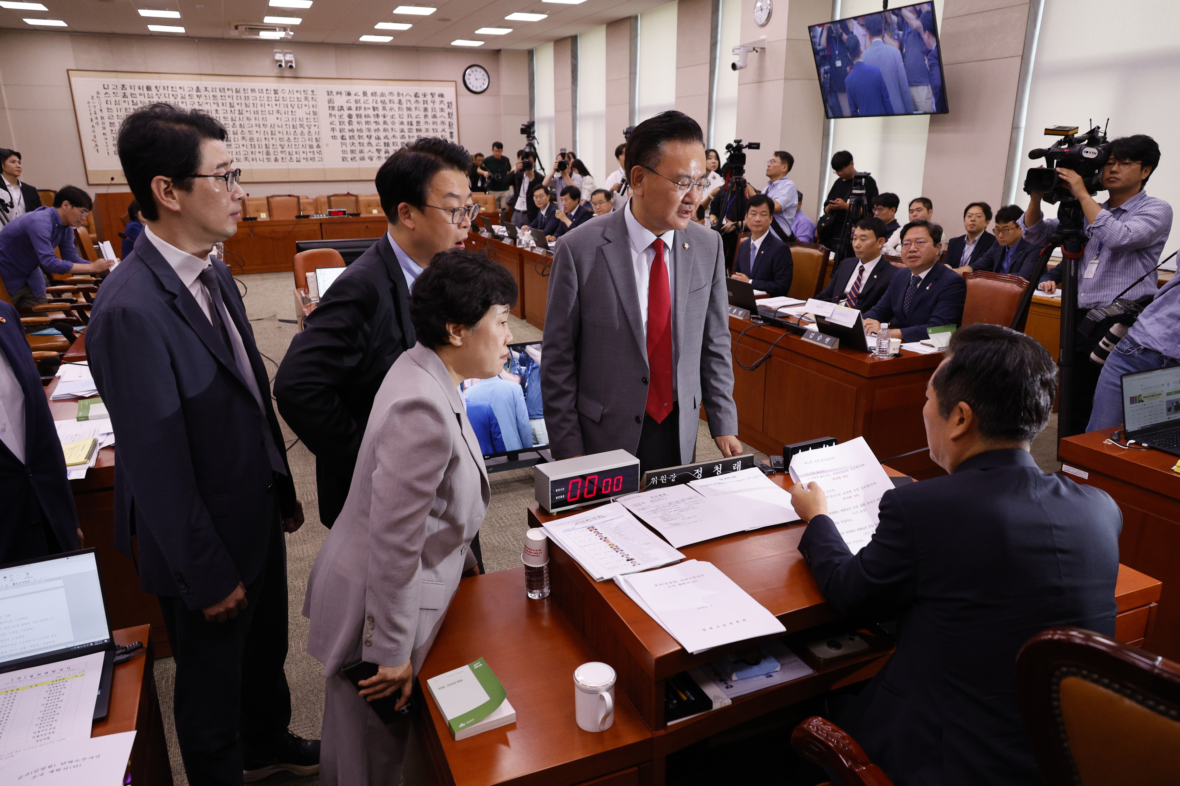 31일 오전 서울 여의도 국회에서 열린 법제사법위원회 전체회의에서 유상범 국민의힘 법사위 간사와 의원들이 정청래 법사위원장의 의사진행에 항의하고 있다. 2024.7.31 뉴스1