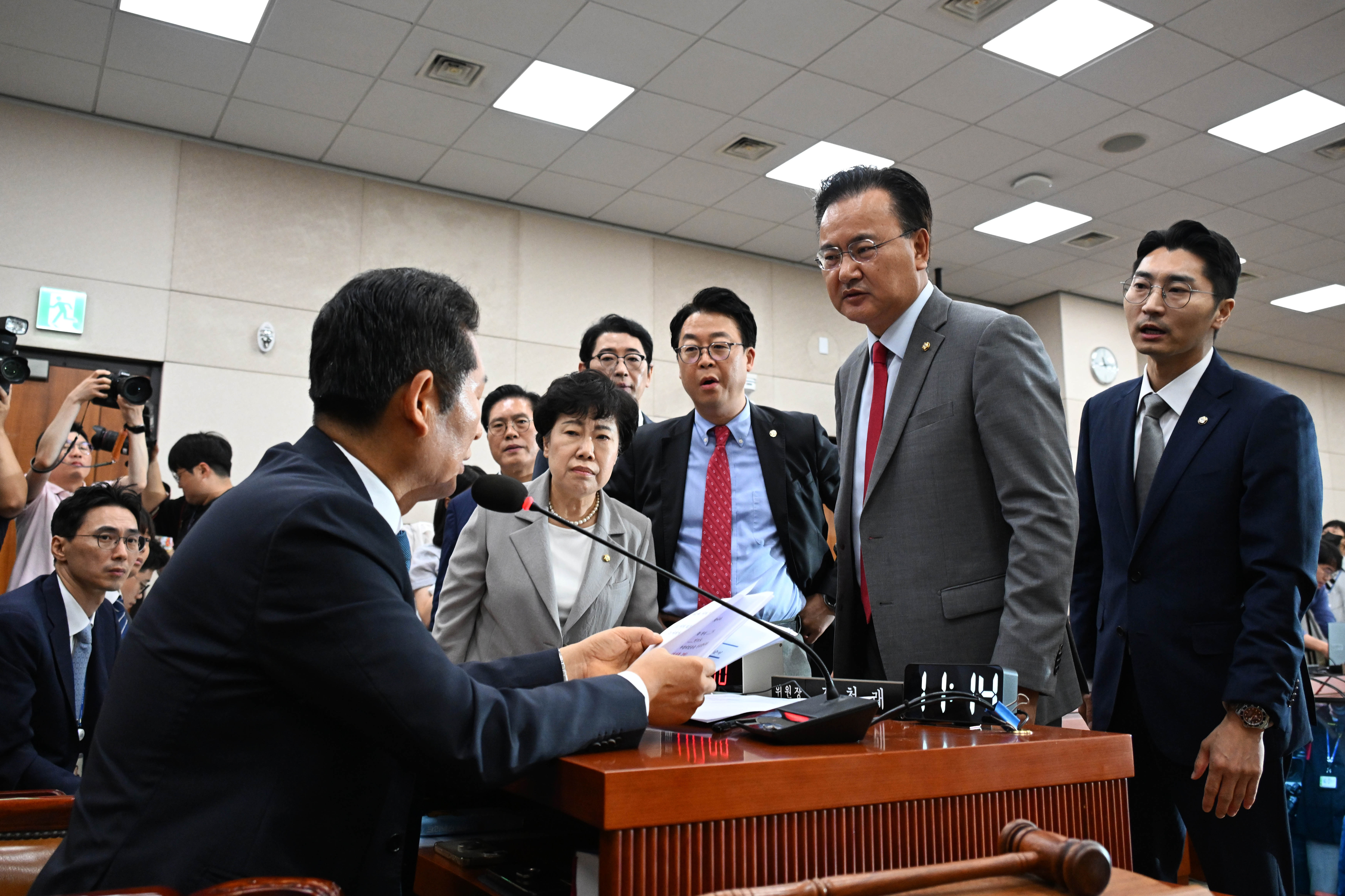 유상범 국민의힘 법사위 간사와 의원들이 31일 서울 여의도 국회에서 열린 법제사법위원회 전체회의에서 정청래 위원장이 ‘전국민 25만원 지원법’과 ‘노란봉투법’을 표결하자 항의하고 있다. 2024.7.31 홍윤기 기자