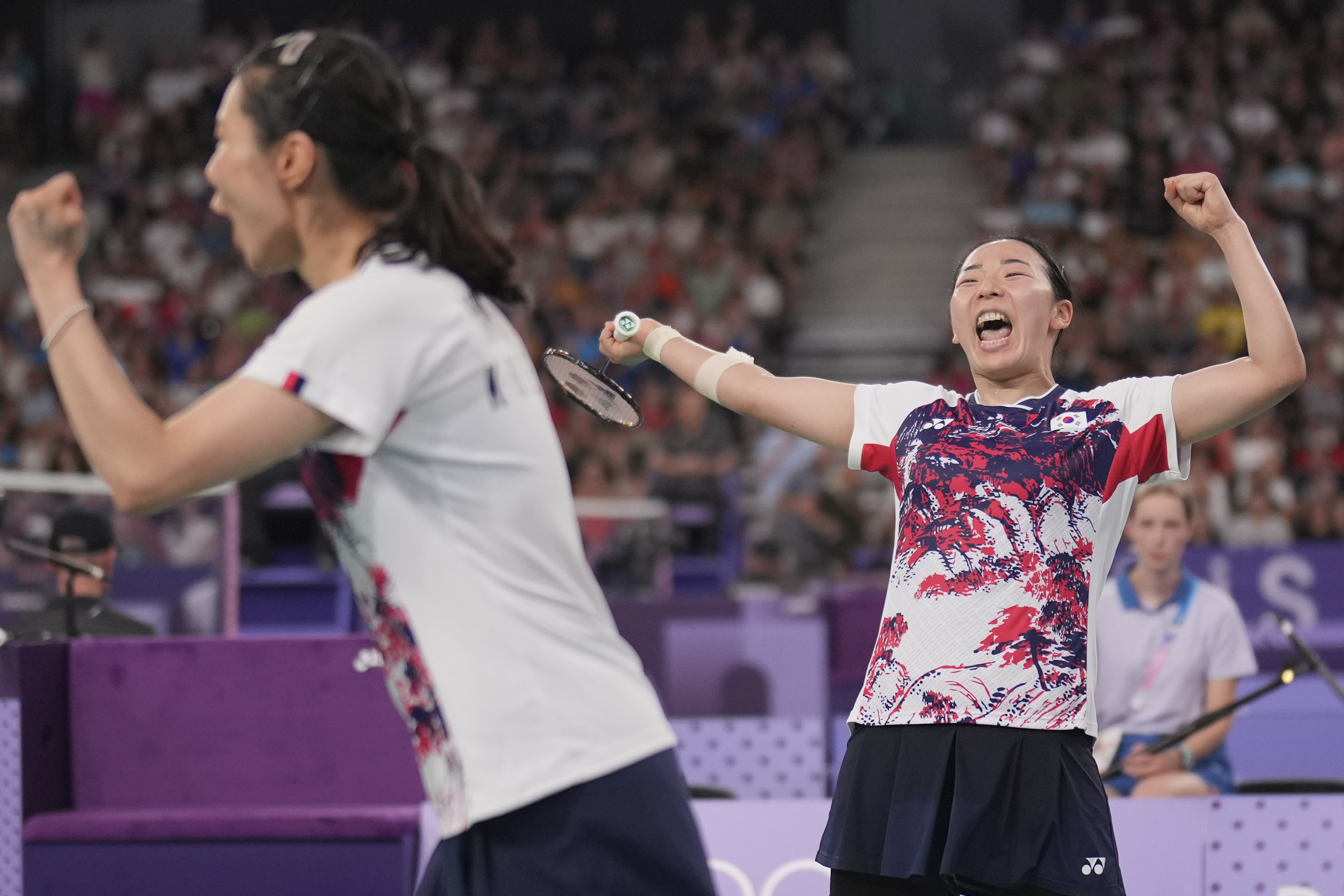 김소영-공희용 조(8위)가 31일(한국시간) 프랑스 파리의 포르트드 라샤펠 경기장에서 열린 2024 파리올림픽 배드민턴 여자복식 조별 예선 C조 3차전에서 나미 마쓰야마-시다 치하루 조(4위·일본)를 꺾고 환호하고 있다. 김소영-공희용은 접전 끝에 2-0(24-22 26-24)으로 승리하고 3승을 기록하며 조 1위로 8강에 올랐다. AP 뉴시스