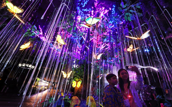 전국 대부분 지역에 폭염 특보가 내려진 31일 오전 경기도 광명시 가학동 광명동굴을 찾은 시민들이 시원한 동굴에서 더위를 식히고 있다 2024.7.31. 연합뉴스