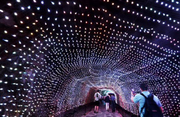 전국 대부분 지역에 폭염 특보가 내려진 31일 오전 경기도 광명시 가학동 광명동굴을 찾은 시민들이 시원한 동굴에서 더위를 식히고 있다 2024.7.31. 연합뉴스