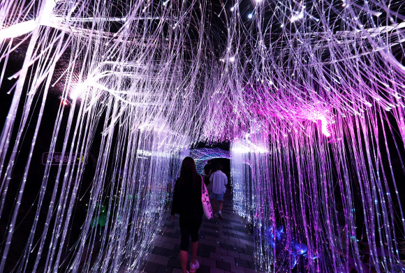 전국 대부분 지역에 폭염 특보가 내려진 31일 오전 경기도 광명시 가학동 광명동굴을 찾은 시민들이 시원한 동굴에서 더위를 식히고 있다 2024.7.31. 연합뉴스