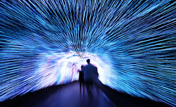 전국 대부분 지역에 폭염 특보가 내려진 31일 오전 경기도 광명시 가학동 광명동굴을 찾은 시민들이 시원한 동굴에서 더위를 식히고 있다 2024.7.31. 연합뉴스