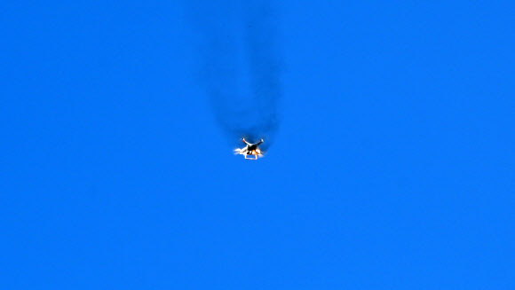 방위사업청이 지난 30일 충남 태안군 국방과학연구소 안흥시험소에서 레이저 대공무기 블록-Ⅰ 시연회를 열었다고 31일 밝혔다. 사진은 레이저 대공무기 블록-Ⅰ의 공격을 받고 불이 붙어 추락하는 무인기 모습. 2024.7.31. 방위사업청 제공