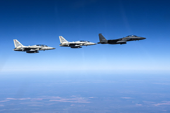 우정 비행하는 한국 공군 F-15K와 필리핀 공군 FA-50PH