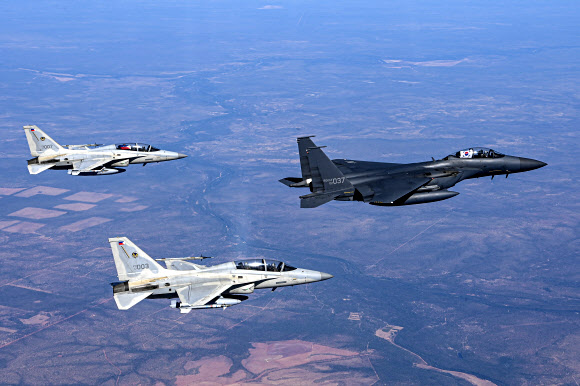 우정 비행하는 한국 공군 F-15K와 필리핀 공군 FA-50PH