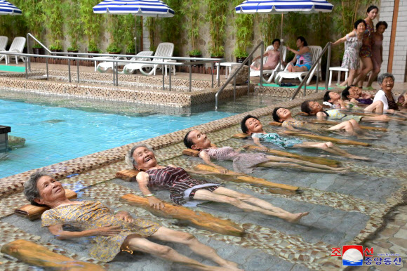 조국해방전쟁승리 71주년에 참가한 북한 전쟁 노병들이 양덕온천문화휴양지에서 즐거운 나날을 보내고 있다고 조선중앙통신이 31일 보도했다. 야외온천장과 실내온천장, 닭알삶는 터 등에서 온탕과 덕수를 즐기며 온천 달걀의 별미를 맛보는 노병들로 흥성였다고 통신은 전했다 2024.7.31. 평양 조선중앙통신연합뉴스