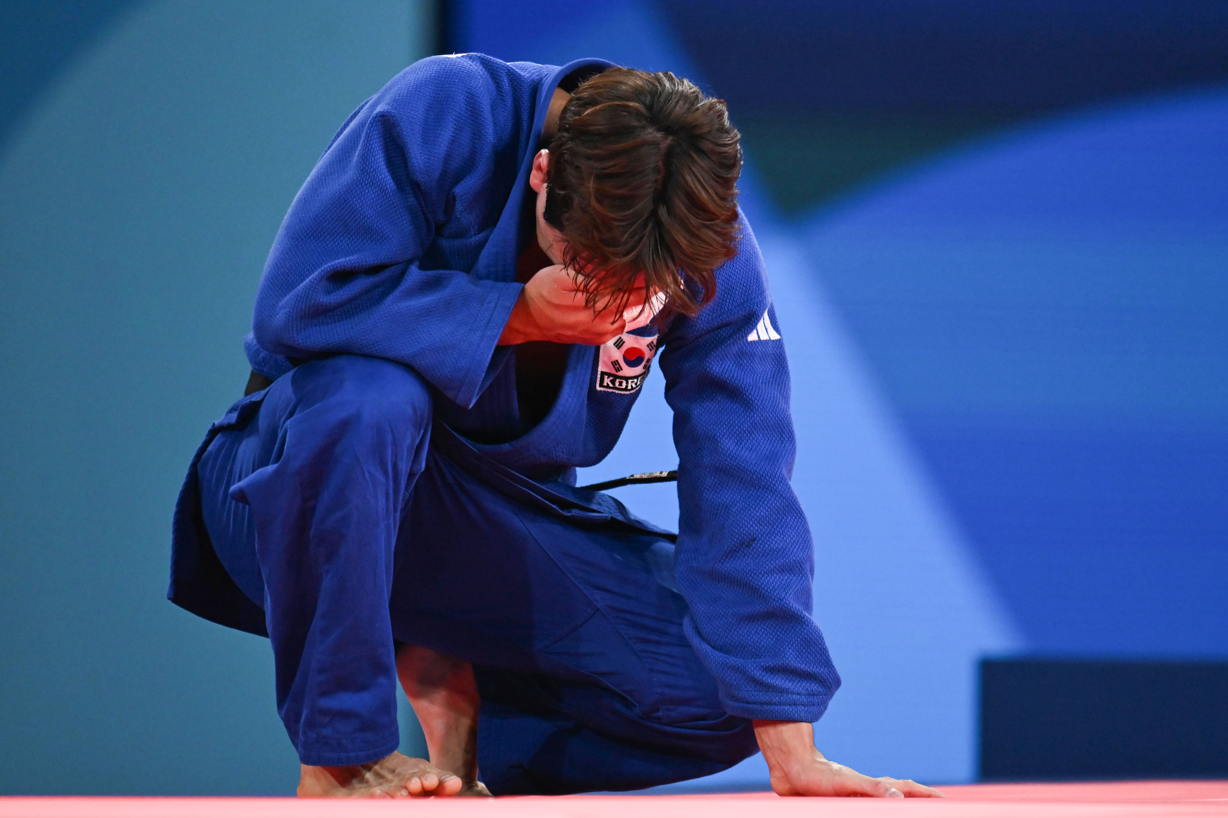 이준환이 31일(한국시간) 프랑스 파리 샹드마르스 경기장에서 열린 2024 파리올림픽 유도 남자 81㎏급 동메달 결정전에서 세계 1위 마티아스 카세를 꺾은 뒤 눈물을 흘리고 있다.  파리 박지환 기자