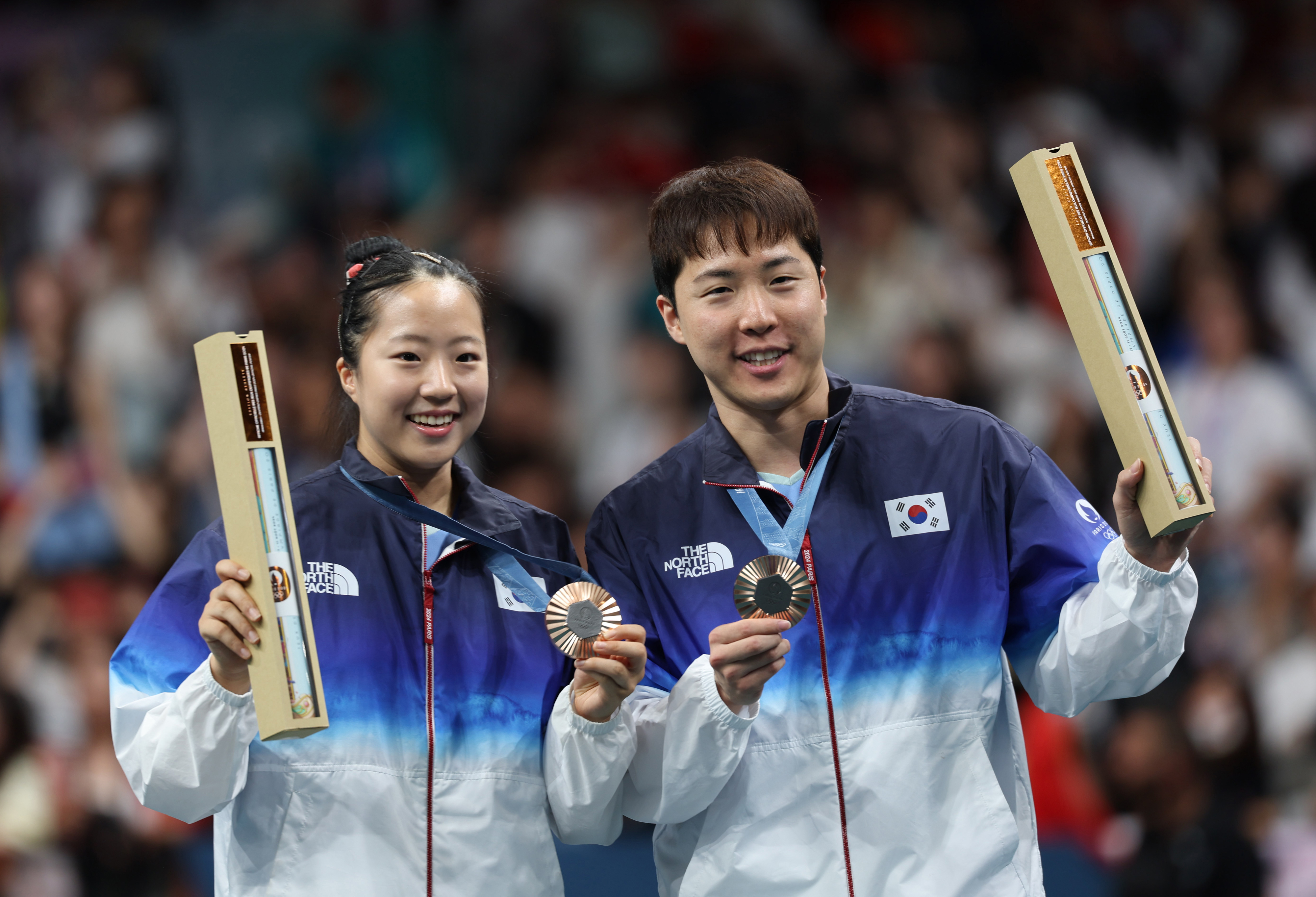 31일(한국시간) 2024 파리올림픽 탁구 혼합복식에서 동메달을 획득한 신유빈과 임종훈이 프랑스 파리 아레나 파리 쉬드4에서 열린 시상식에서 활짝 웃고 있다. 파리 박지환 기자